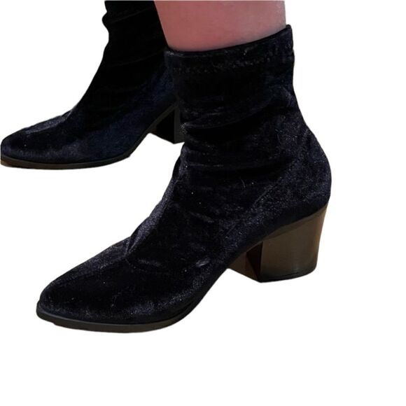 Forever 21 black velvet booties. Size 6‎ - Picture 6 of 8